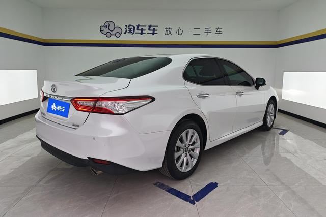 Toyota Camry 2019 — фото 3