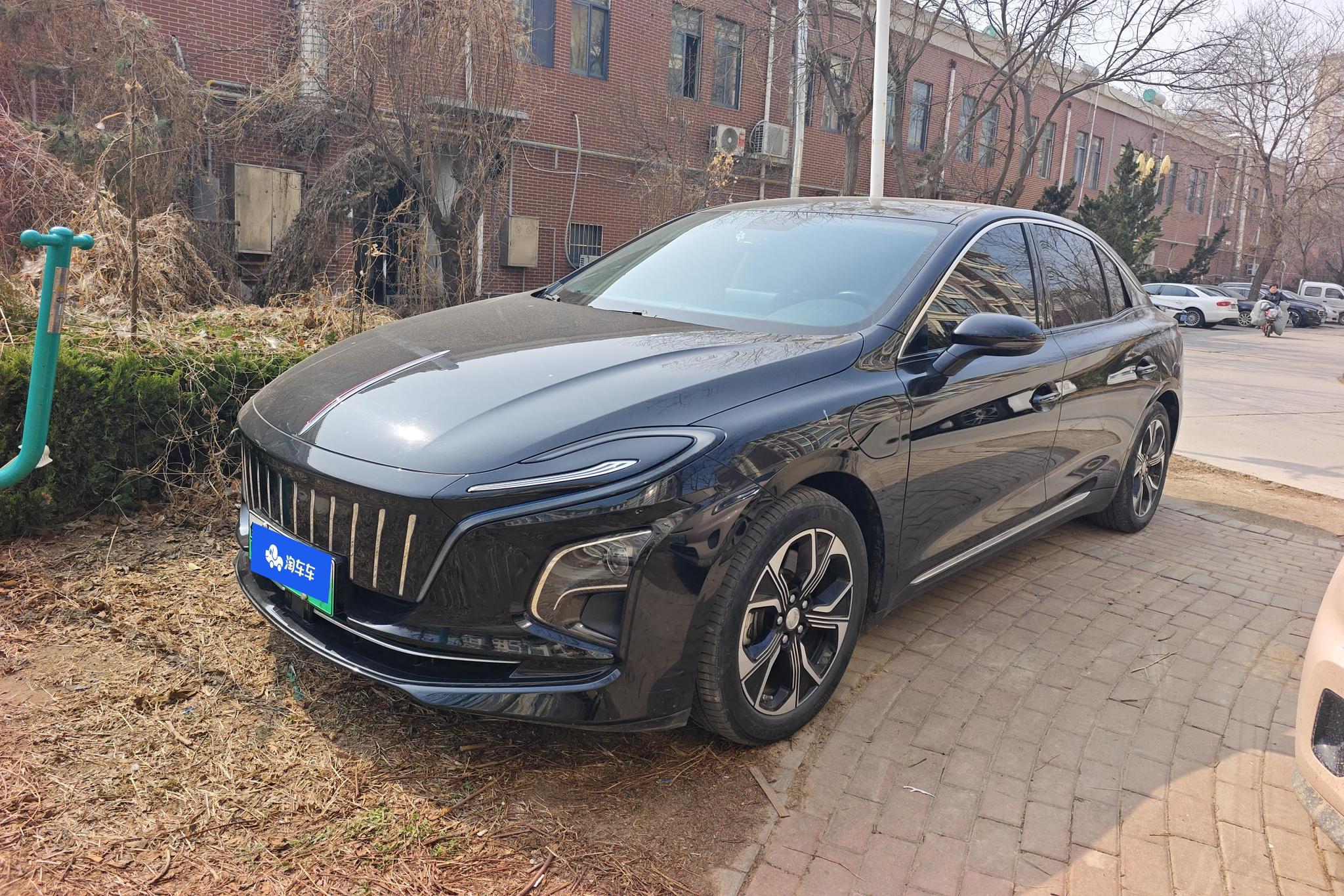 Hongqi E-QM5