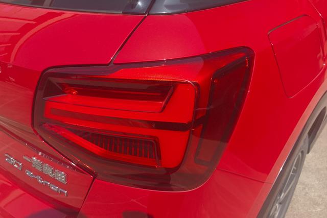 Audi Q2L e-tron 2019 EV — фото 10