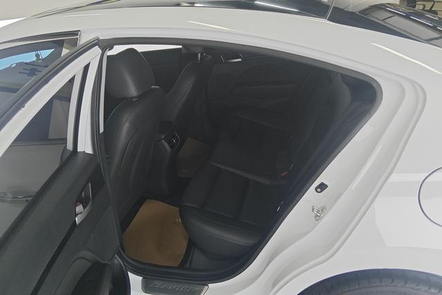 Hyundai Elantra — фото 15