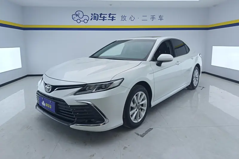 Toyota Camry — фото 1