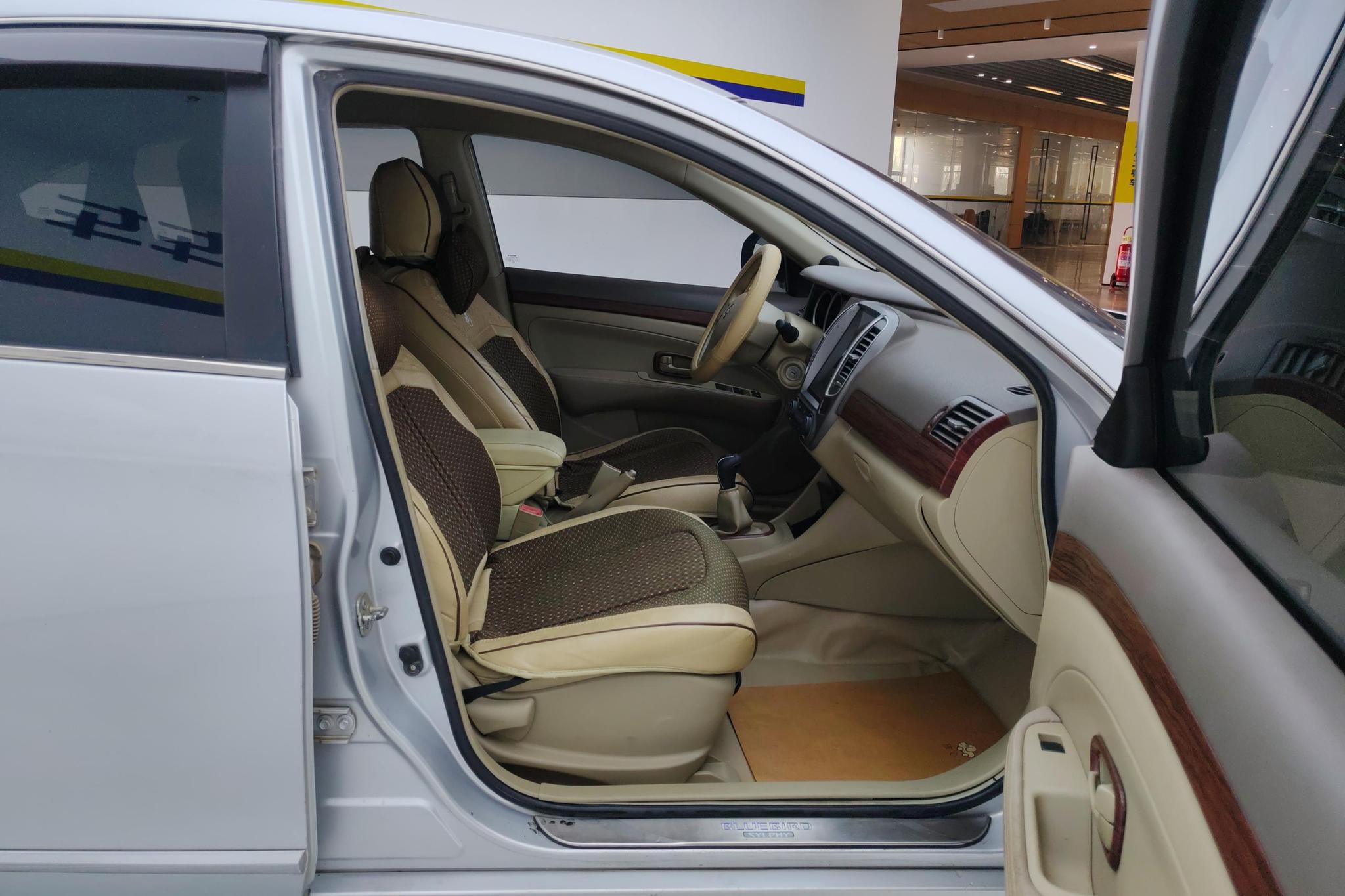 Nissan Sylphy 2012 1.6XE MT Comfort