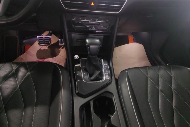 Volkswagen Tiguan L 2022 330 TSI AT 2 WDR-Line — фото 15