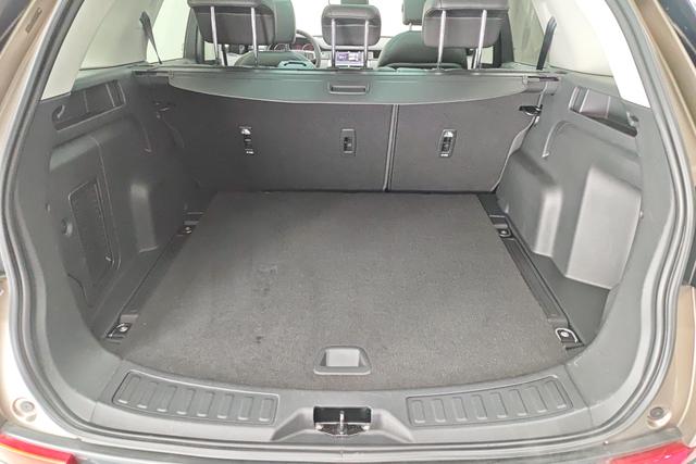 Land Rover Discovery Sport 2017 2.0 T SE — фото 17