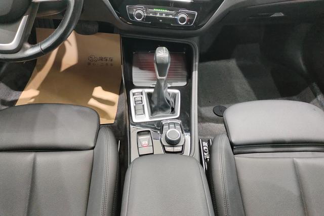 BMW 1-Series 2018 118i Sport — фото 14