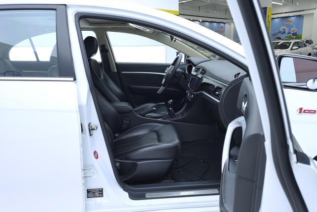 Geely Emgrand 2017 1.5 L MT — фото 15