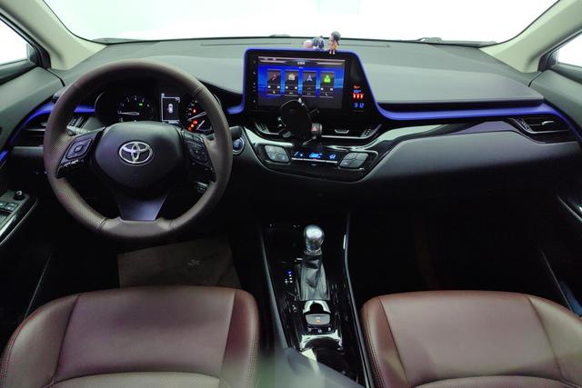 Toyota C-HR 2018 2.0 L VI — фото 12