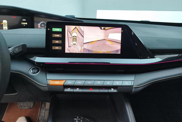 Changan UNI-V 2024 1.5 T Premium — фото 12