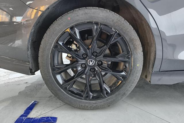 Changan UNI-V 2024 1.5 T Premium — фото 9