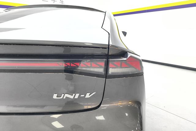 Changan UNI-V 2024 1.5 T Premium — фото 5