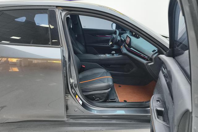 Changan UNI-V 2024 1.5 T Premium — фото 16