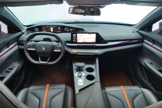 Changan UNI-V 2024 1.5 T Premium — фото 11