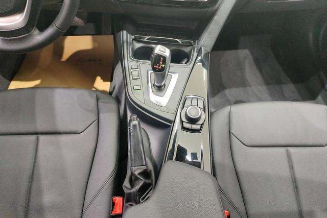BMW 3 Series 2017 — фото 14