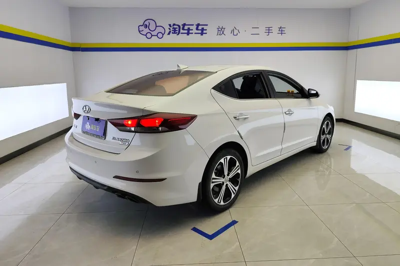 Hyundai Elantra — фото 3