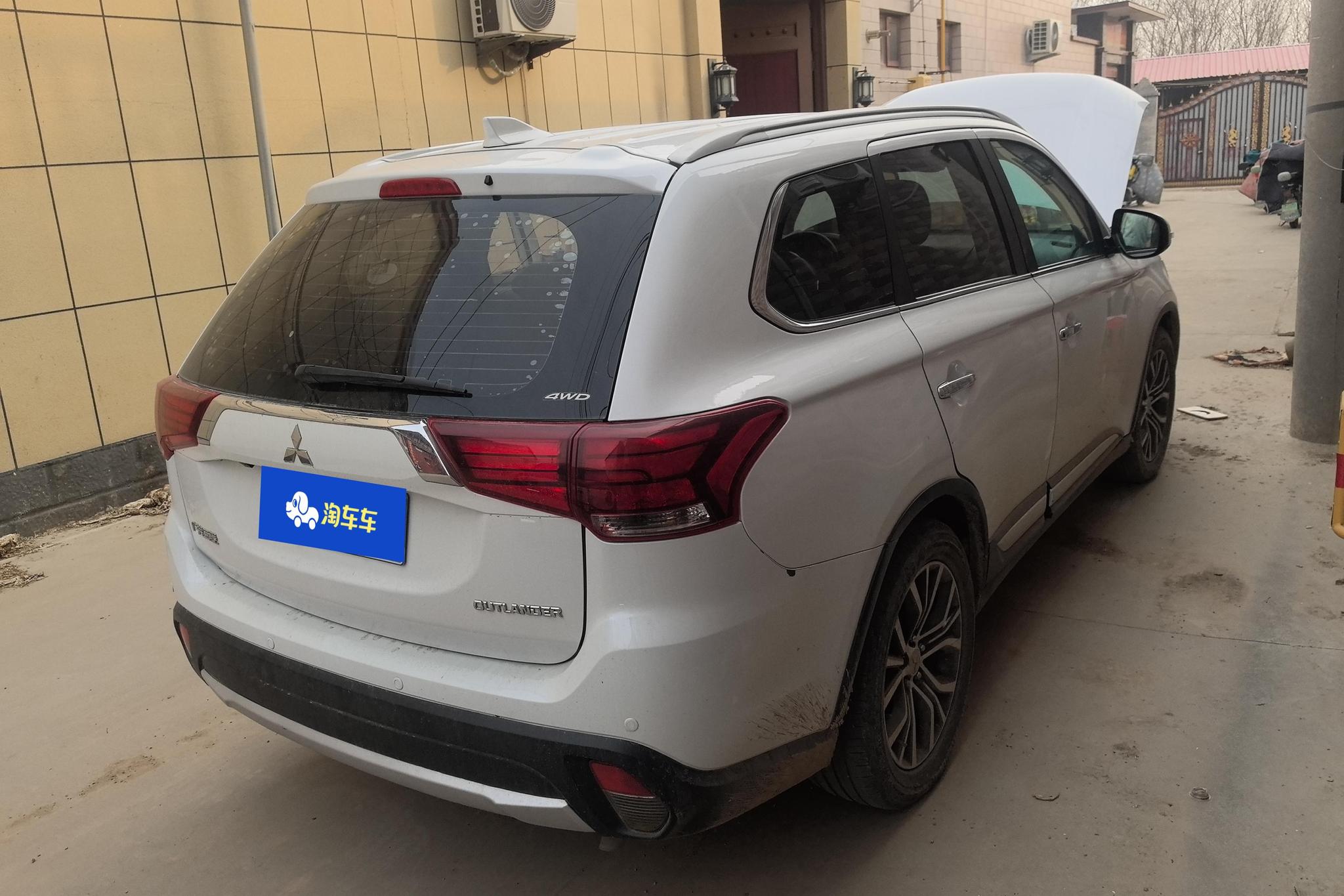 Mitsubishi Outlander 2018 2.4L Luxury 7 мест