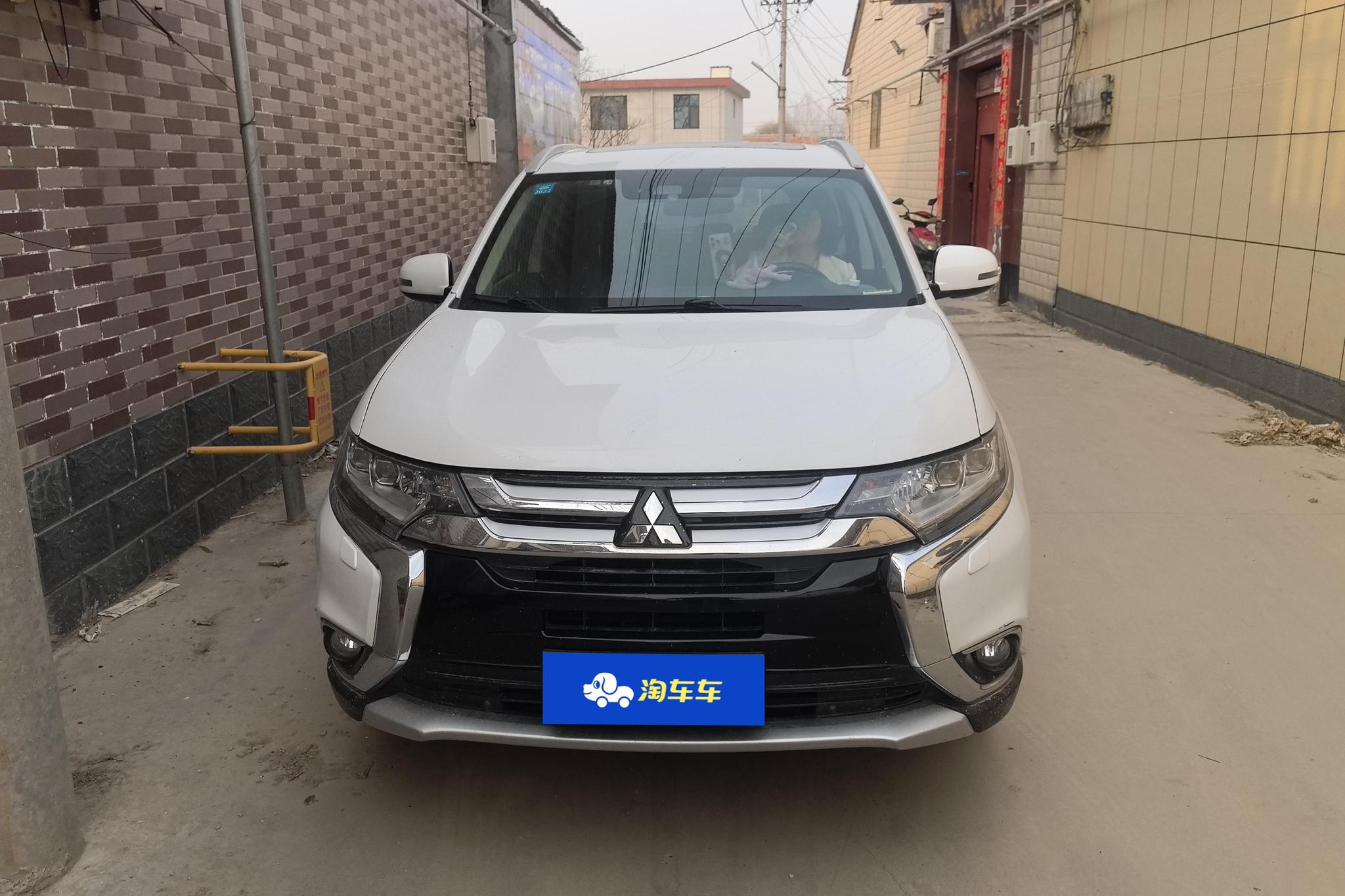 Mitsubishi Outlander 2018 2.4L Luxury 7 мест
