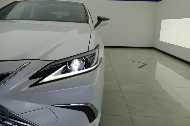 Lexus ES 2020 300h VI — фото 4