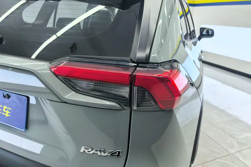Toyota RAV4 — фото 5