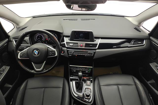BMW 2-Series 2018 218i Leading — фото 11