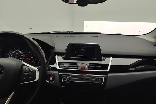 BMW 2-Series 2018 218i Leading — фото 14