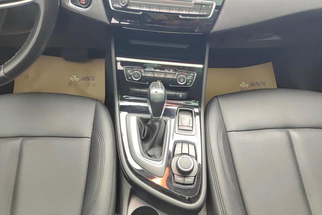 BMW 2-Series 2018 218i Leading — фото 13