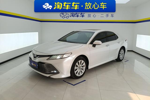 Toyota Camry - фото 1