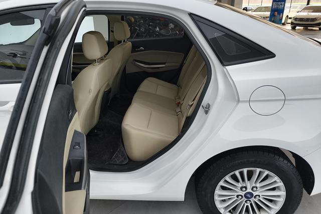 Ford Escort 2017 1.5 L MTComfort — фото 15
