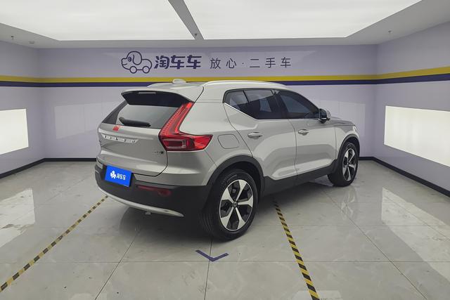 Volvo XC40 2023 B 4 WD — фото 3