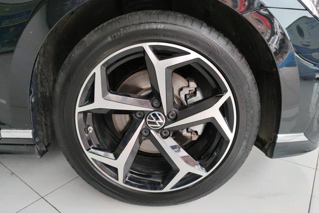 Volkswagen Magotan 2025 330 TSI DSGLuxury — фото 4