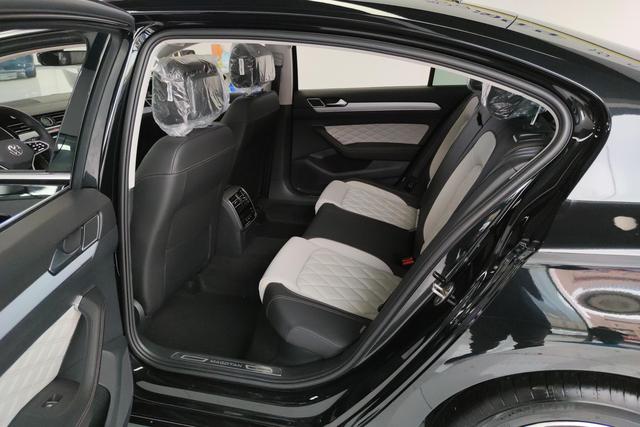 Volkswagen Magotan 2025 330 TSI DSGLuxury — фото 16