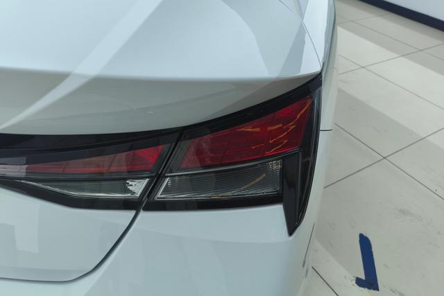 Hyundai Elantra 2023 1.5 L CVT GLX — фото 6