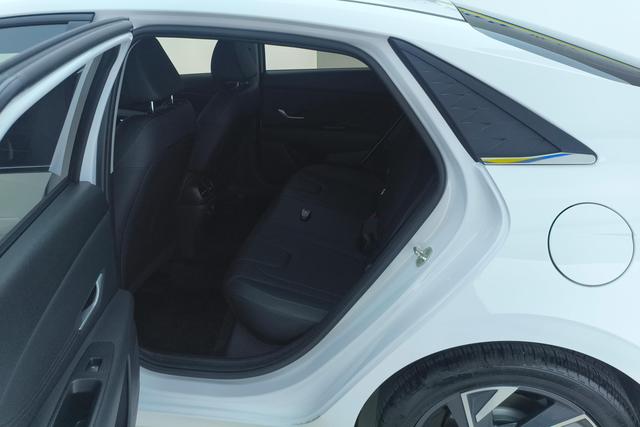 Hyundai Elantra 2023 1.5 L CVT GLX — фото 16