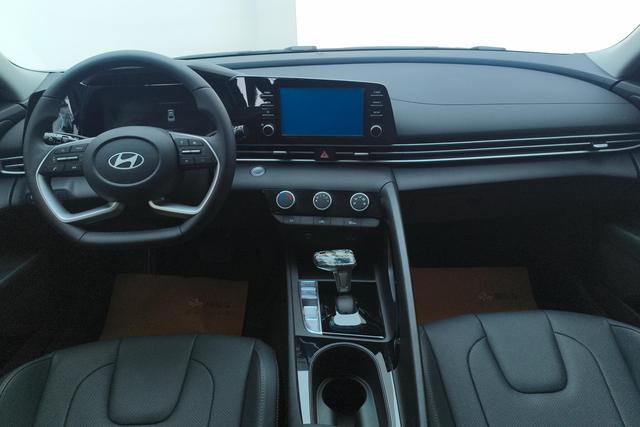 Hyundai Elantra 2023 1.5 L CVT GLX — фото 12