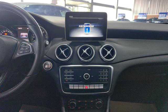 Mercedes-Benz GLA 2018 GLA 200 — фото 12