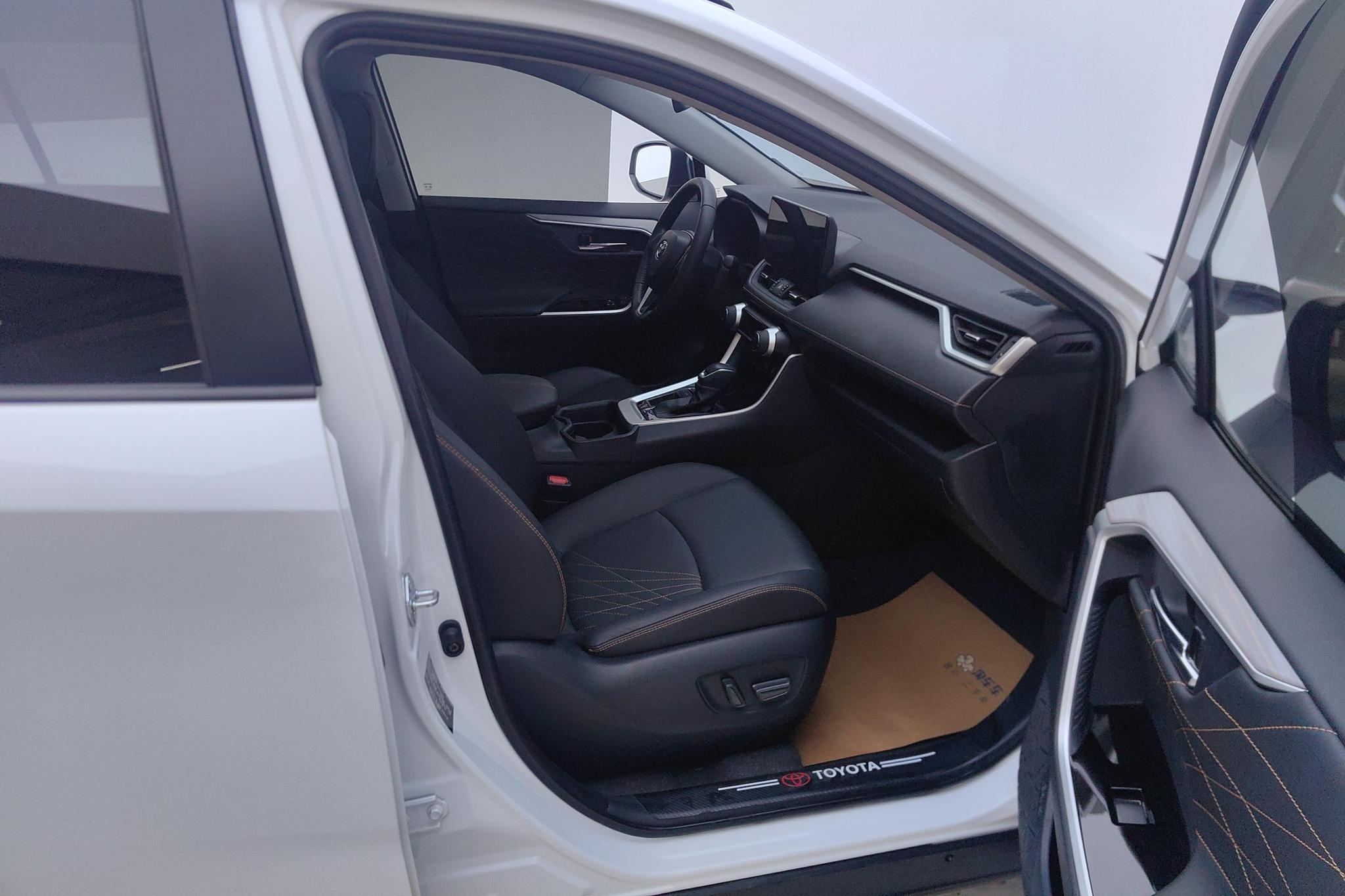 Toyota RAV4 2024 2.0L CVT PLUS