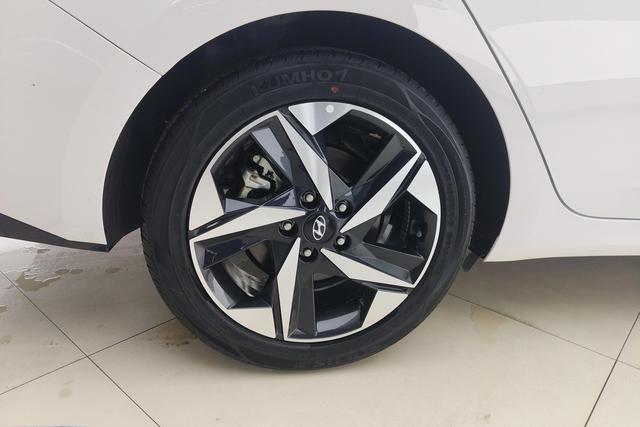 Hyundai Elantra 2021 1.5 L CVT LUX — фото 9