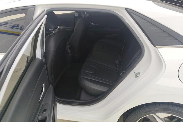 Hyundai Elantra 2021 1.5 L CVT LUX — фото 16