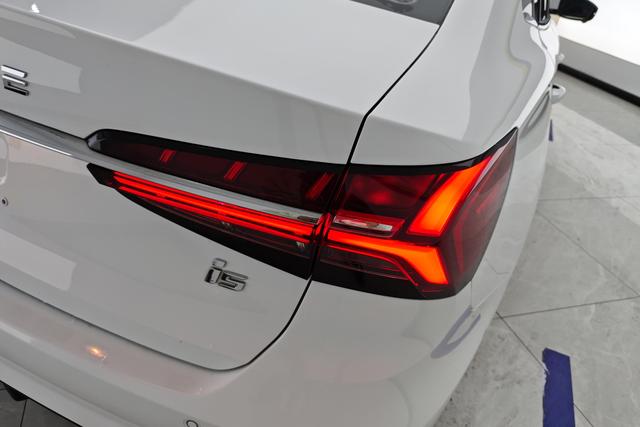 Roewe i5 2021 1.5 L CVT — фото 5