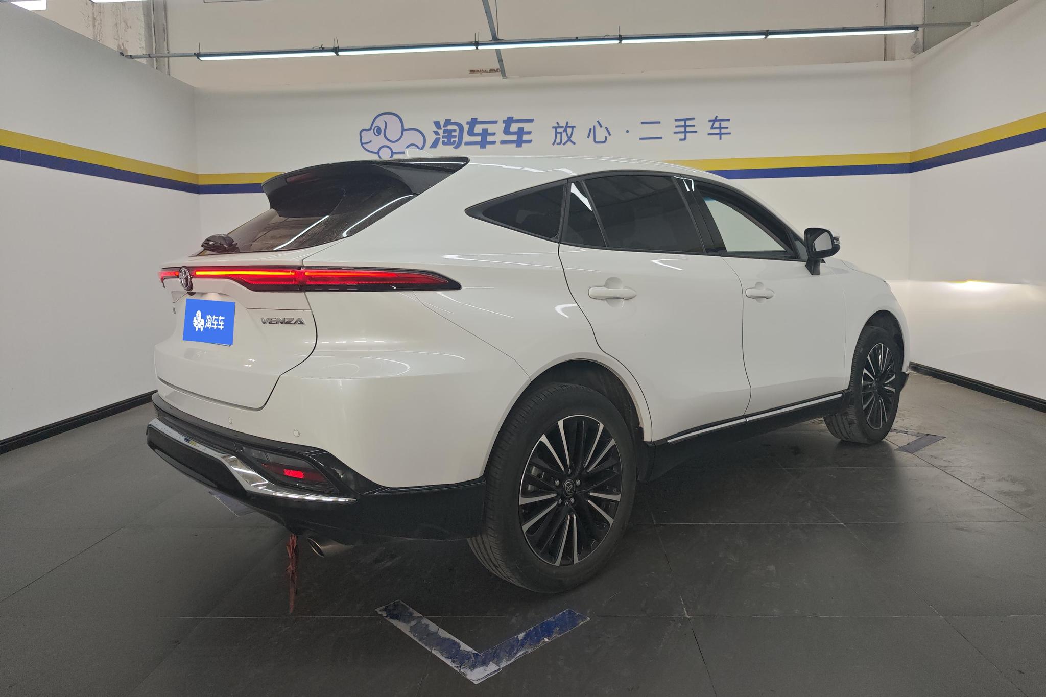 Toyota Venza 2023 2.0L CVT Luxury