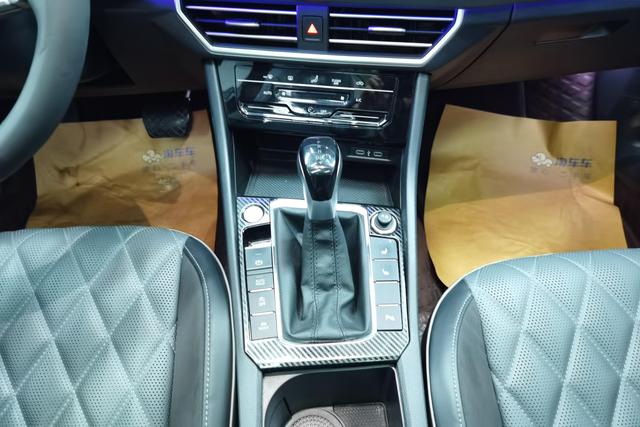 Volkswagen Sagitar 2023 300 TSI DSG — фото 14