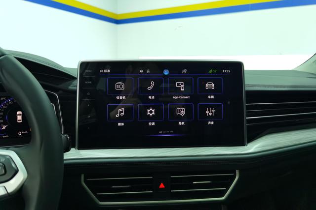 Volkswagen Sagitar 2023 300 TSI DSG — фото 11