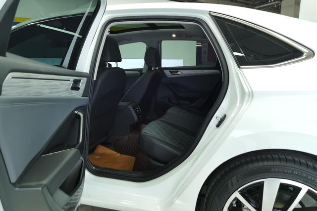 Volkswagen Sagitar 2023 300 TSI DSG — фото 15