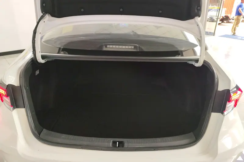 Toyota Corolla 1.8 L E-CVT — фото 12