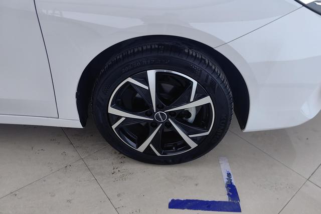 Roewe i5 2023 1.5 L CVT — фото 11