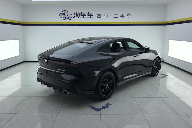 Changan UNI-V 2022 1.5 T Premium — фото 3