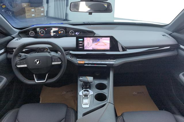 Changan UNI-V 2022 1.5 T Premium — фото 11
