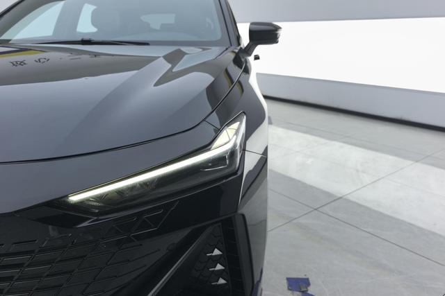 Changan UNI-V 2022 1.5 T Premium — фото 7