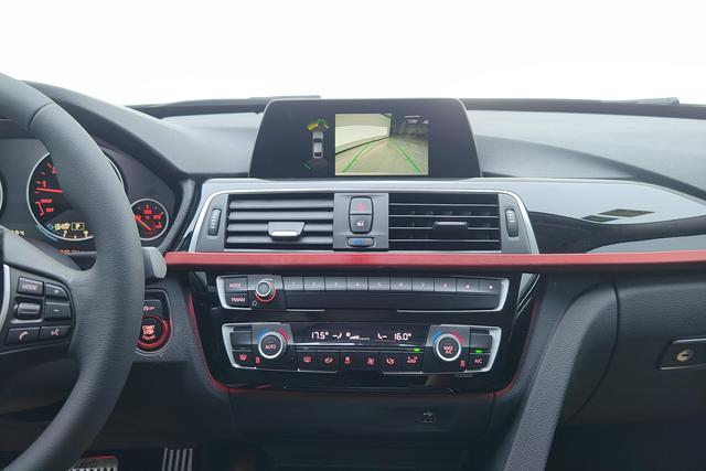 BMW 3-Series GT 2019 320i — фото 12