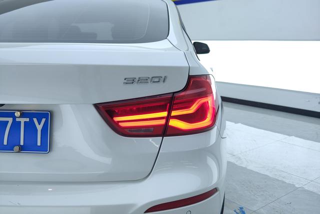 BMW 3-Series GT 2019 320i — фото 9