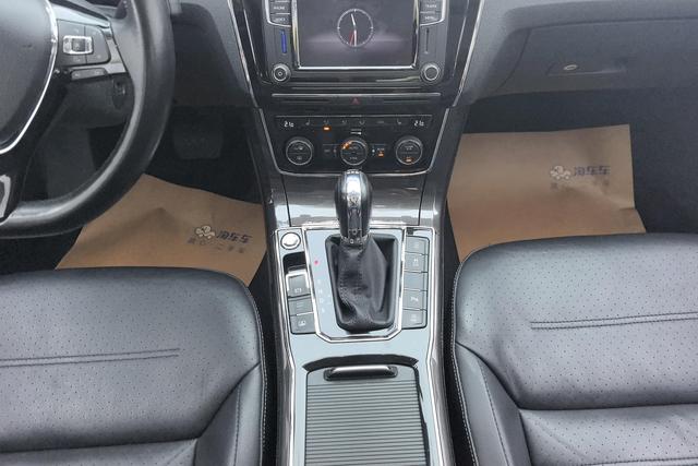 Volkswagen Passat 2017 330 TSI DSG — фото 12